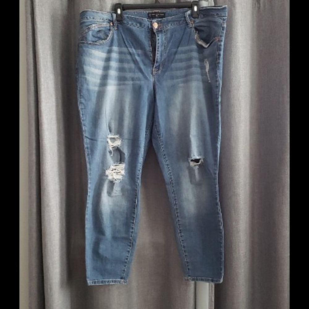 ✨️ BOGO Free ✨️High rise distressed jeans
